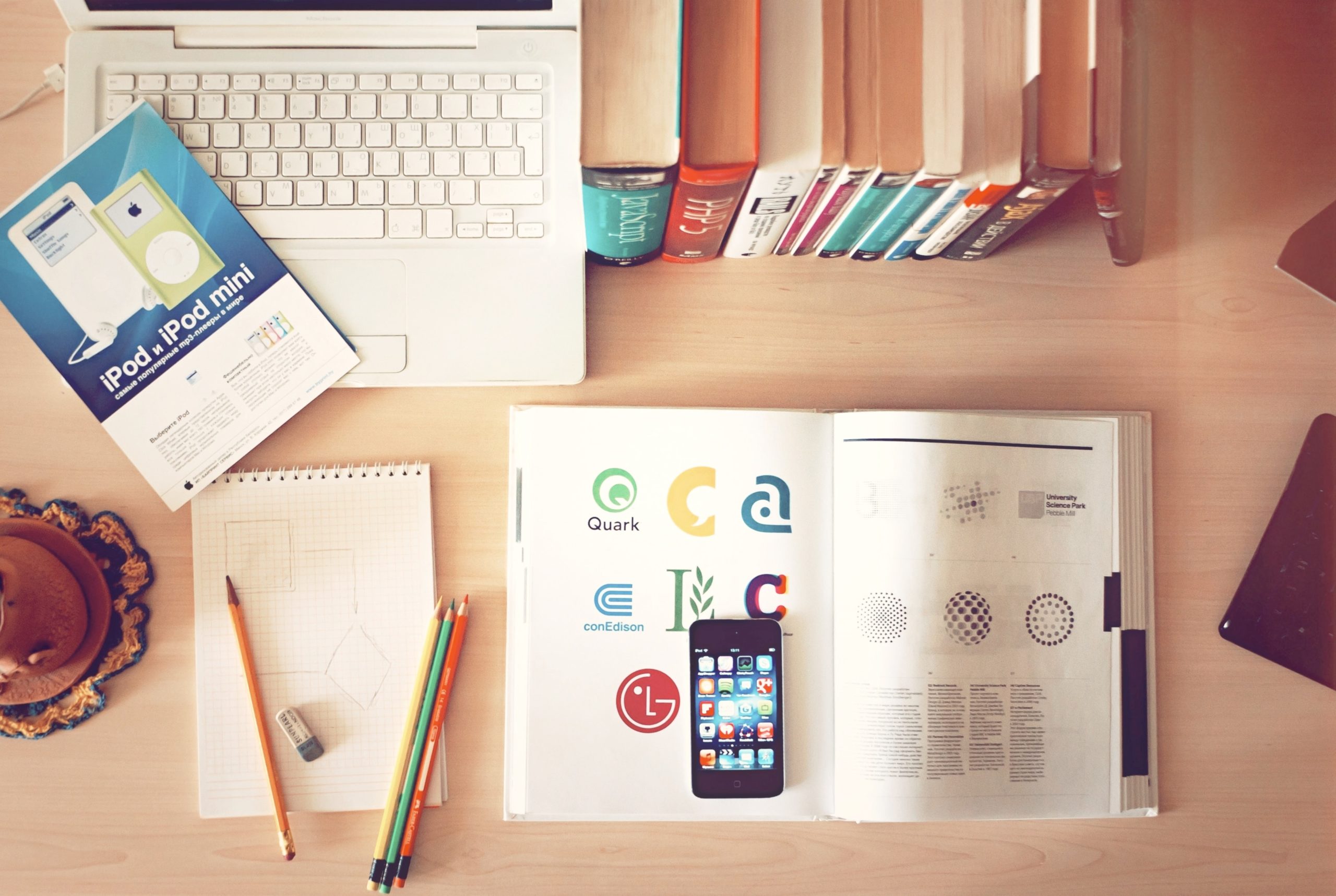 Travail créatif bureau avec ordinateur, téléphone et livres